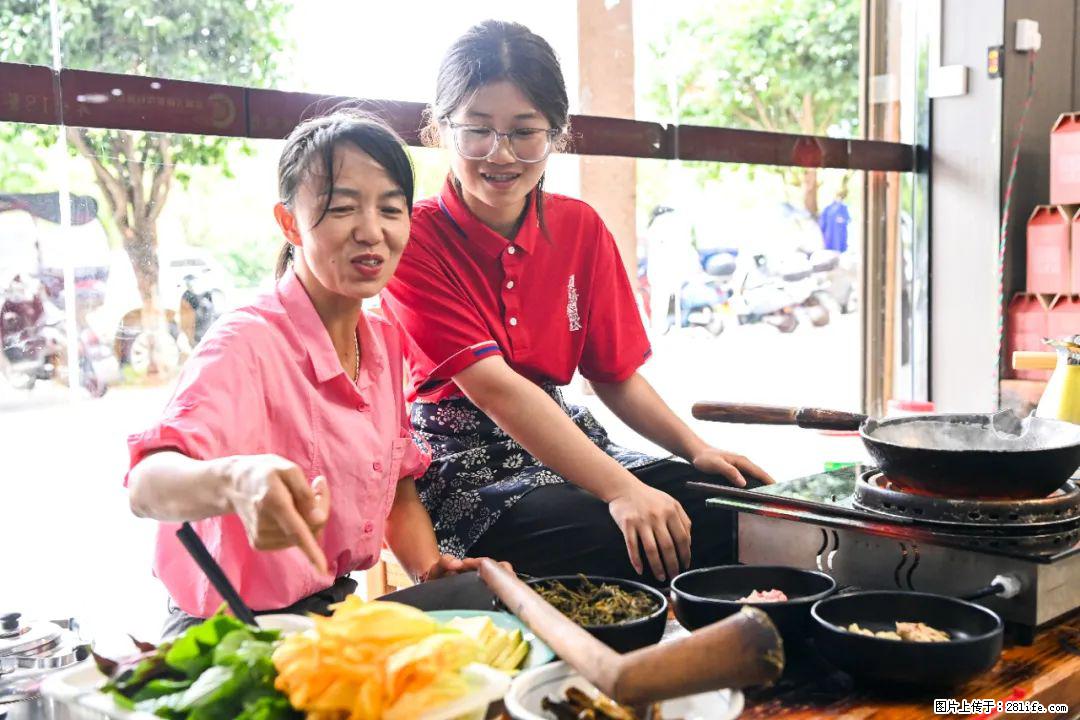 全网追的“扁担女孩”,找了一份暑假工,时薪12元 - 襄樊生活资讯 - 襄樊28生活网 xf.28life.com