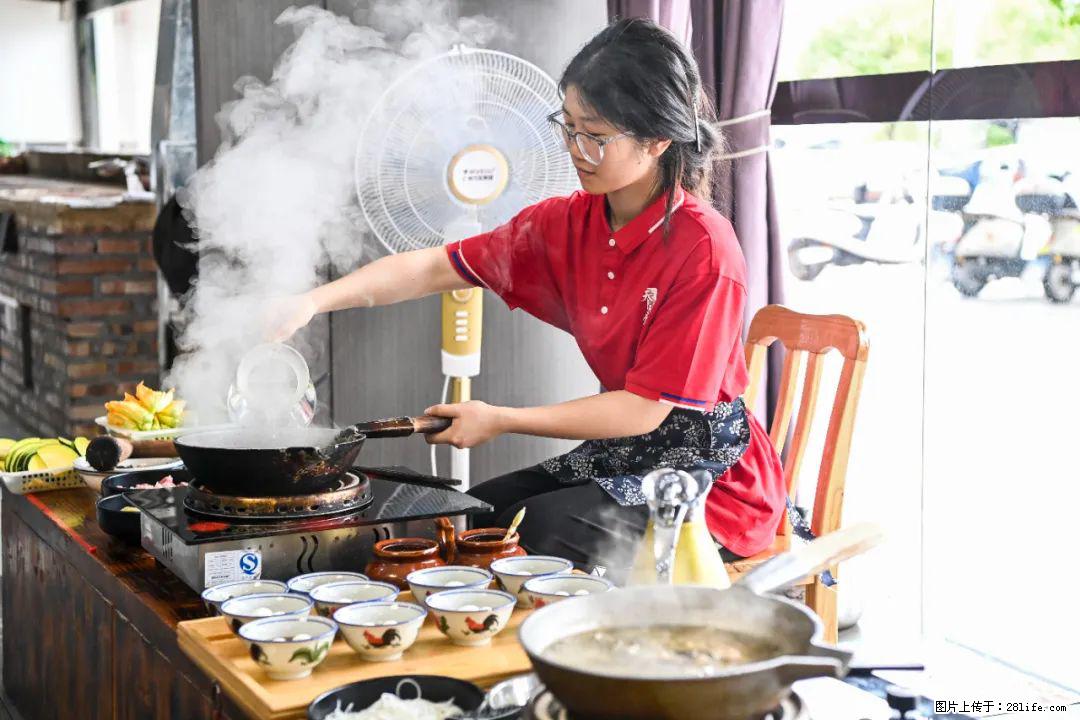 全网追的“扁担女孩”,找了一份暑假工,时薪12元 - 襄樊生活资讯 - 襄樊28生活网 xf.28life.com